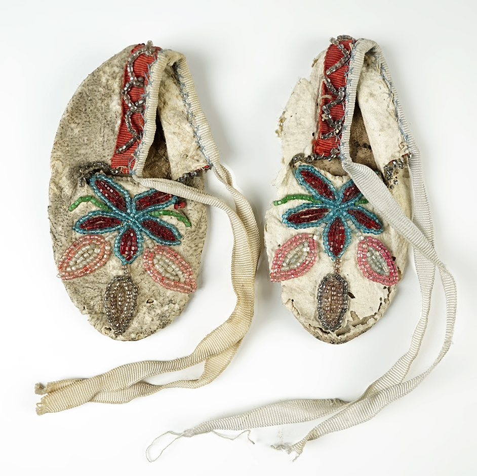 Pair of vintage childs Moccasins that measure 4 1/8" long.