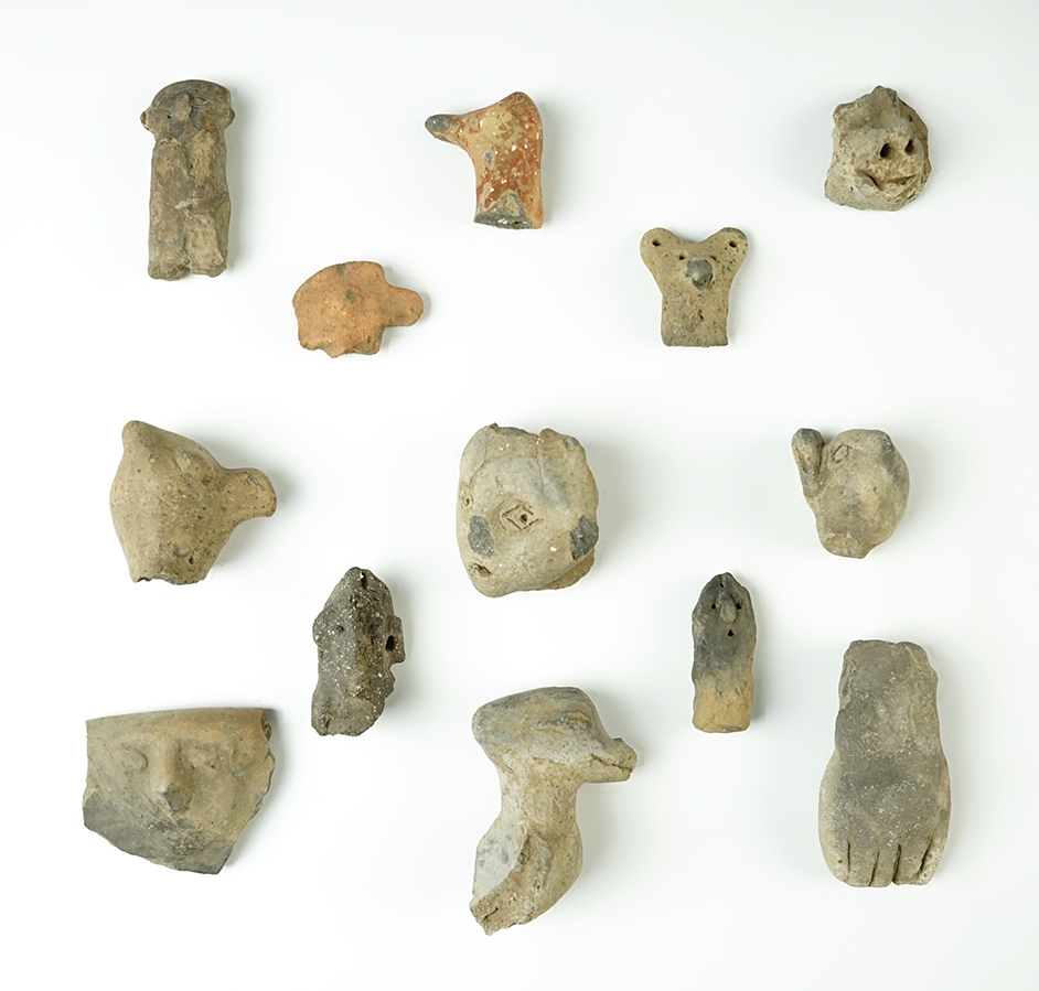 Set of 13 Fort Ancient Culture Pottery Rim Effigies from the Fox Field Site, Mason Co., Kentucky.