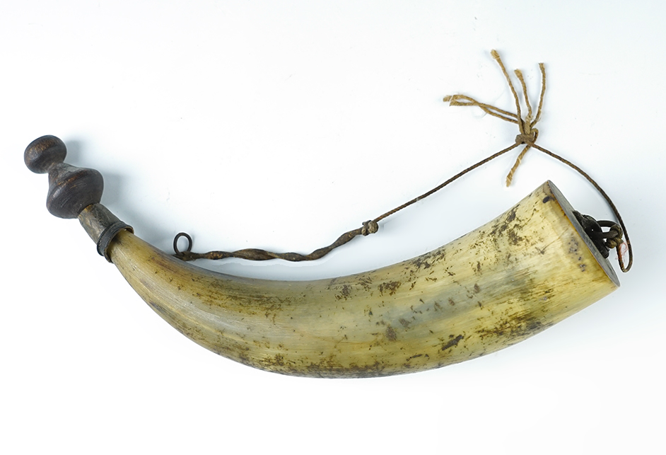10" overall length Powder Horn with original wood stopper. In nice condition for age.